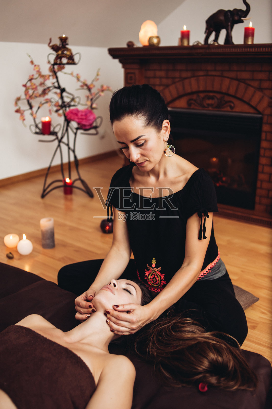 放松密宗按摩为妇女使用芳香精油照片摄影图片