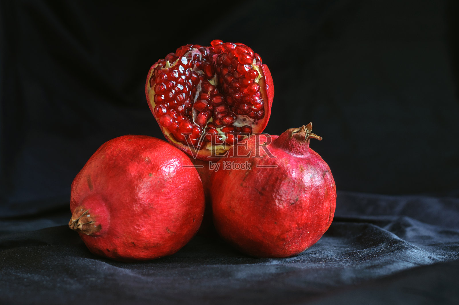 深色背景上的成熟石榴照片摄影图片