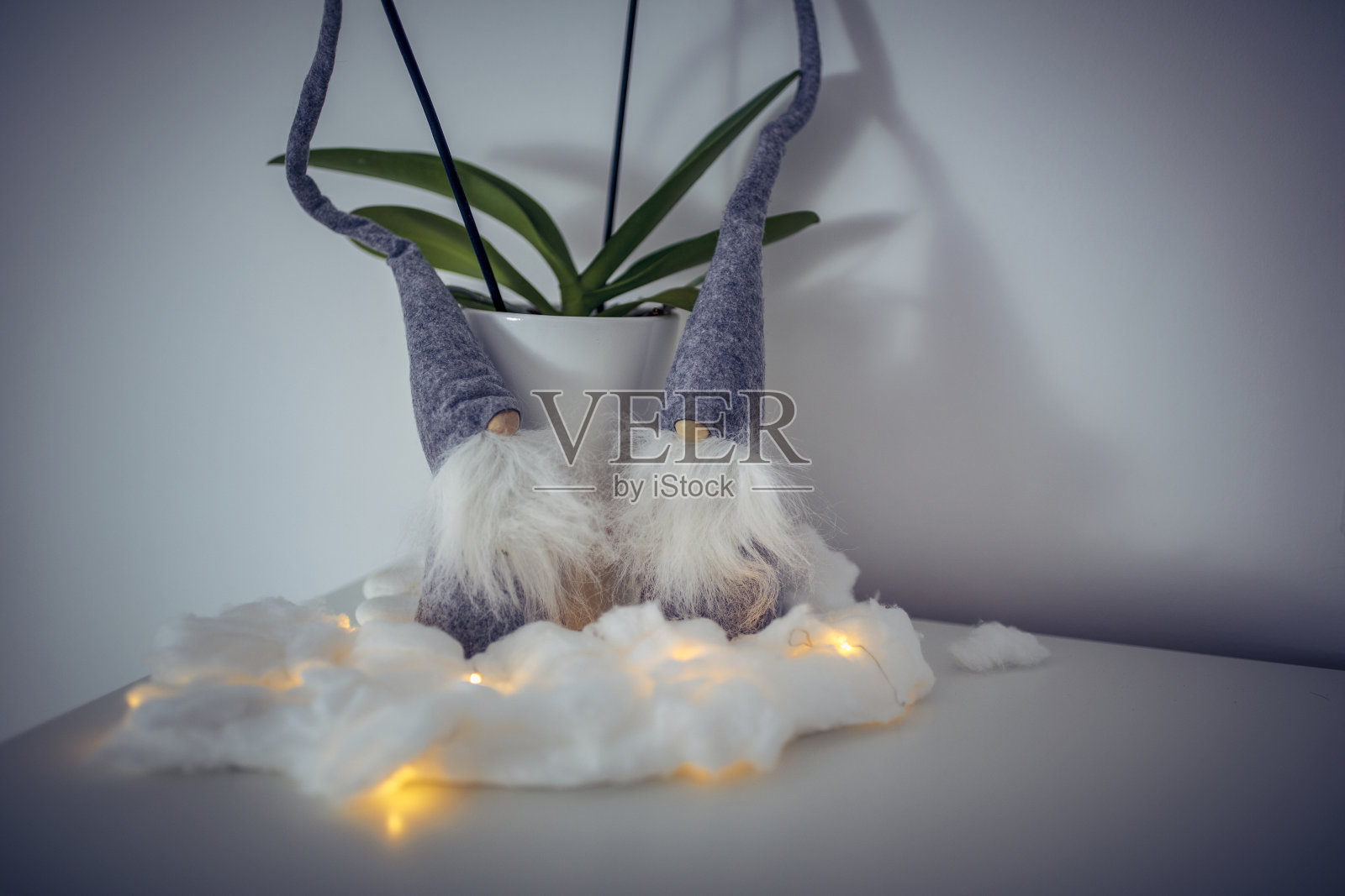 圣诞小矮人用雪花装点圣诞。圣诞装饰品。礼品盒和玩具。照片摄影图片