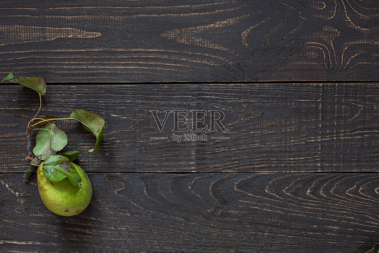 木质背景上的新鲜有机绿色梨照片摄影图片