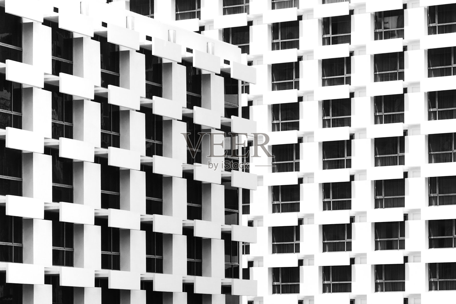 美丽的光和阴影在窗户和建筑阳台的老式酒店在夏季时间。建筑设计黑白照片。照片摄影图片