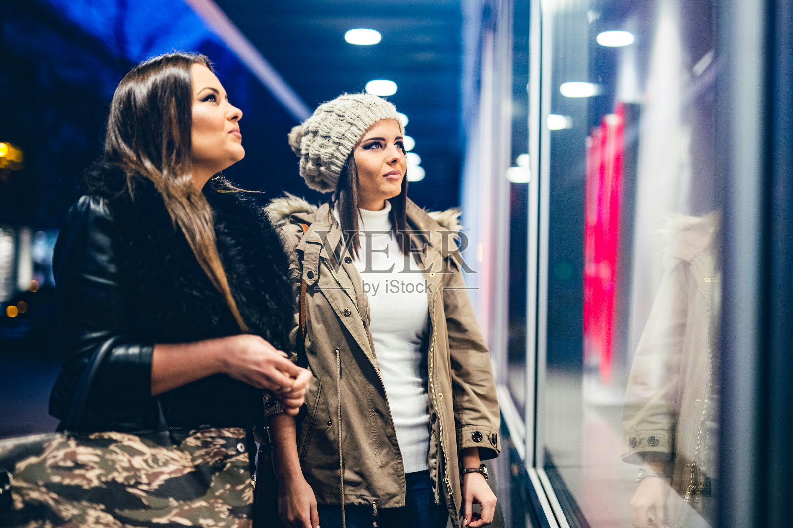 女朋友晚上逛街照片摄影图片