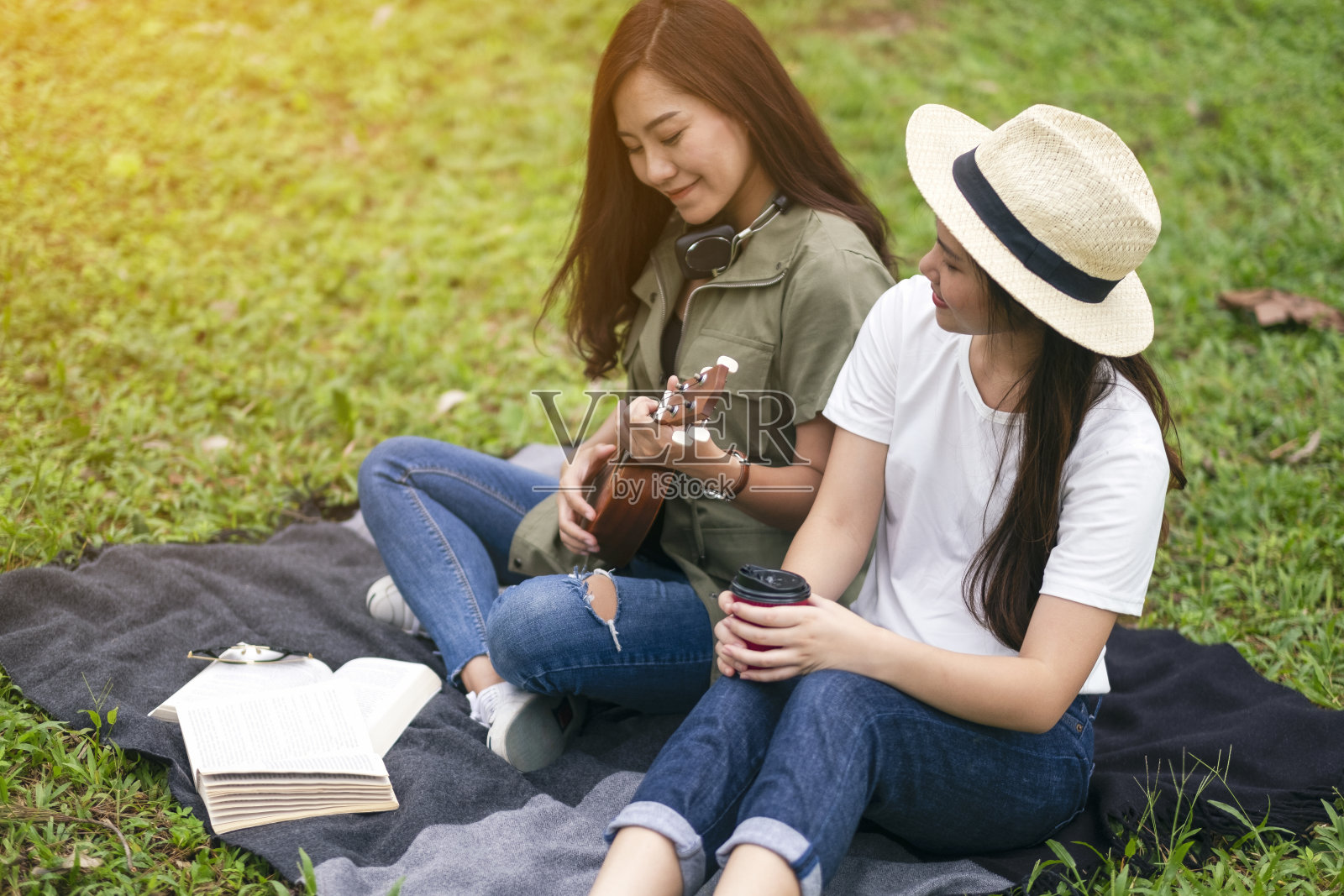 两个女人坐在一起弹奏四弦琴照片摄影图片