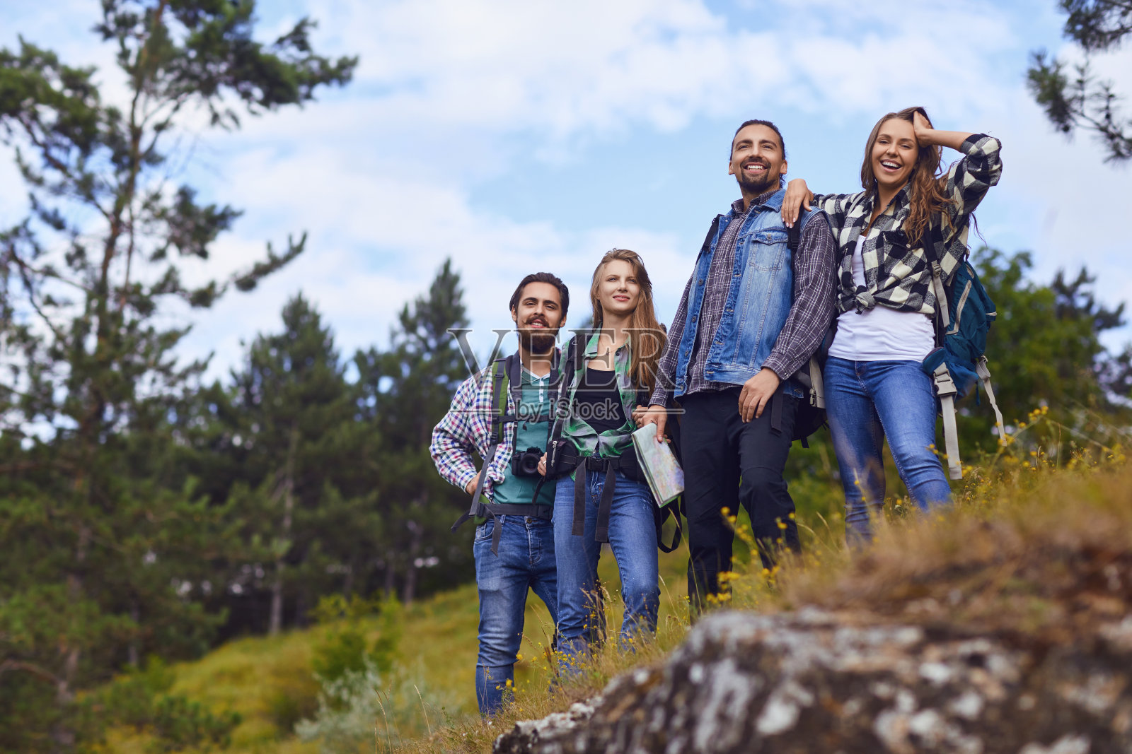 一群背着背包的游客站在森林里照片摄影图片