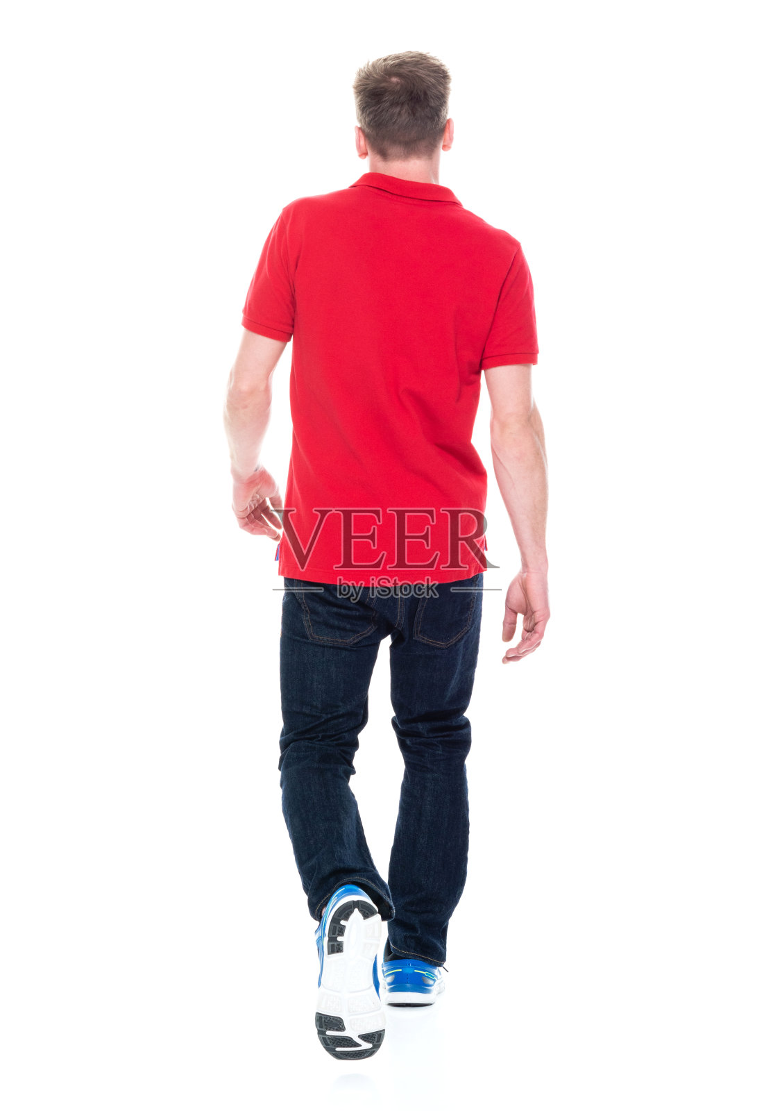 一个男人只/全身/ 20-29岁的成年英俊的人白人男性/年轻男子走在白色背景穿着牛仔裤/ polo衫谁是快乐/开朗照片摄影图片