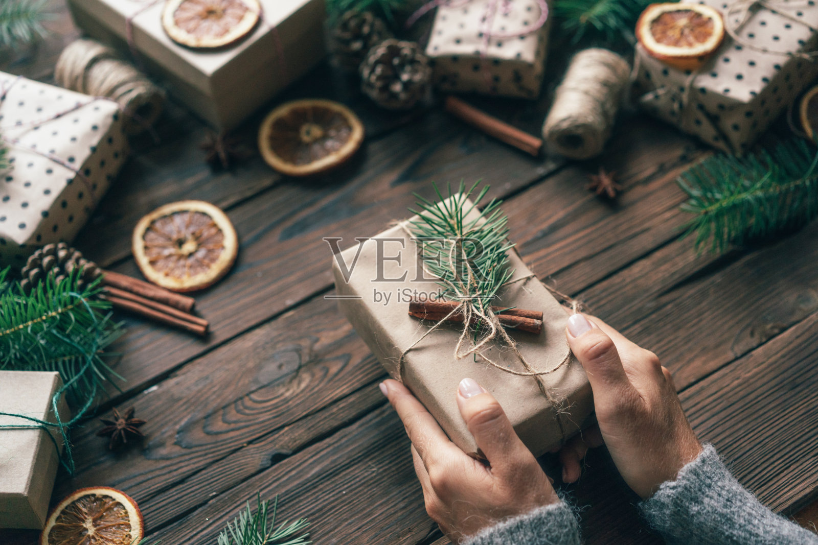 女性优雅的手拿着礼盒的特写镜头照片摄影图片