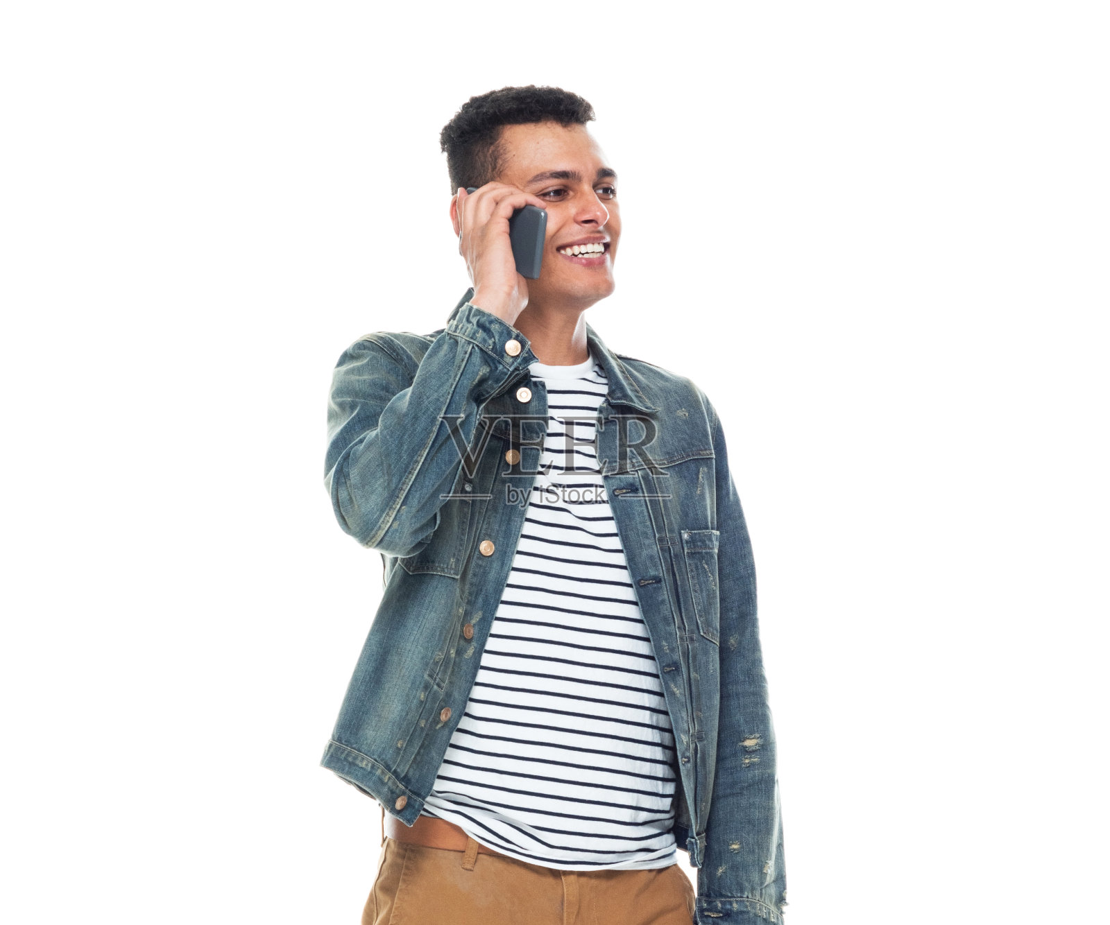 一个人/侧视图/腰部以上的20-29岁的成年人英俊的人/高个子非洲民族/非洲裔美国人种族的男性/年轻男子站在白色背景穿着船鞋/牛仔夹克/酷的态度照片摄影图片