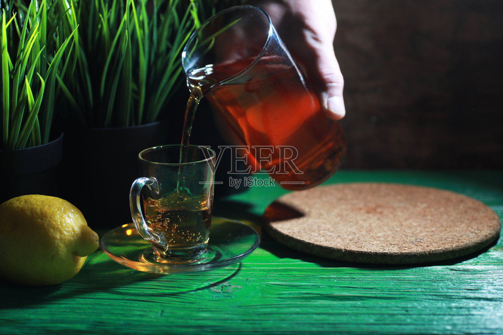 在一张木桌上泡茶照片摄影图片