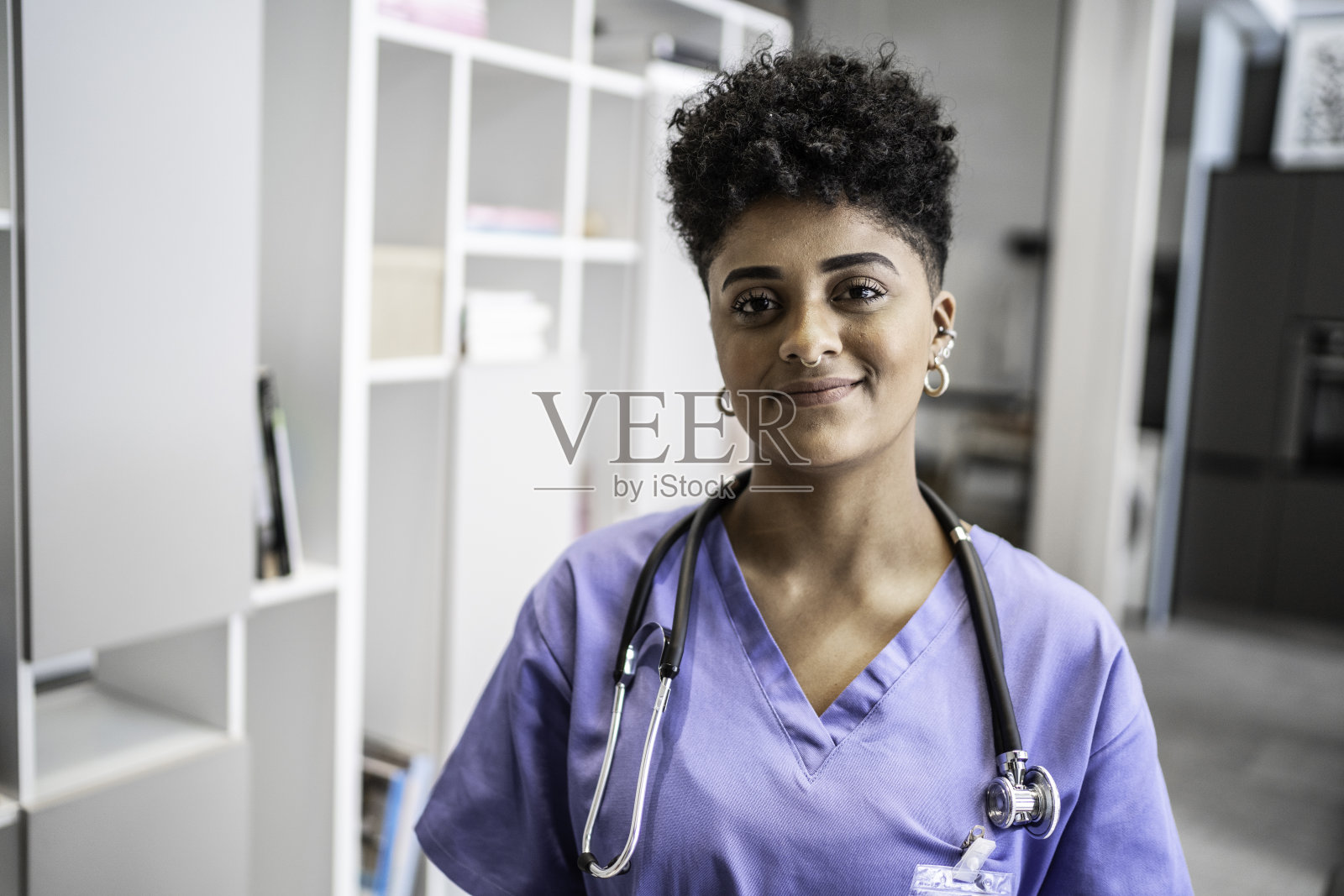 一个年轻的护士/医生在家的肖像照片摄影图片