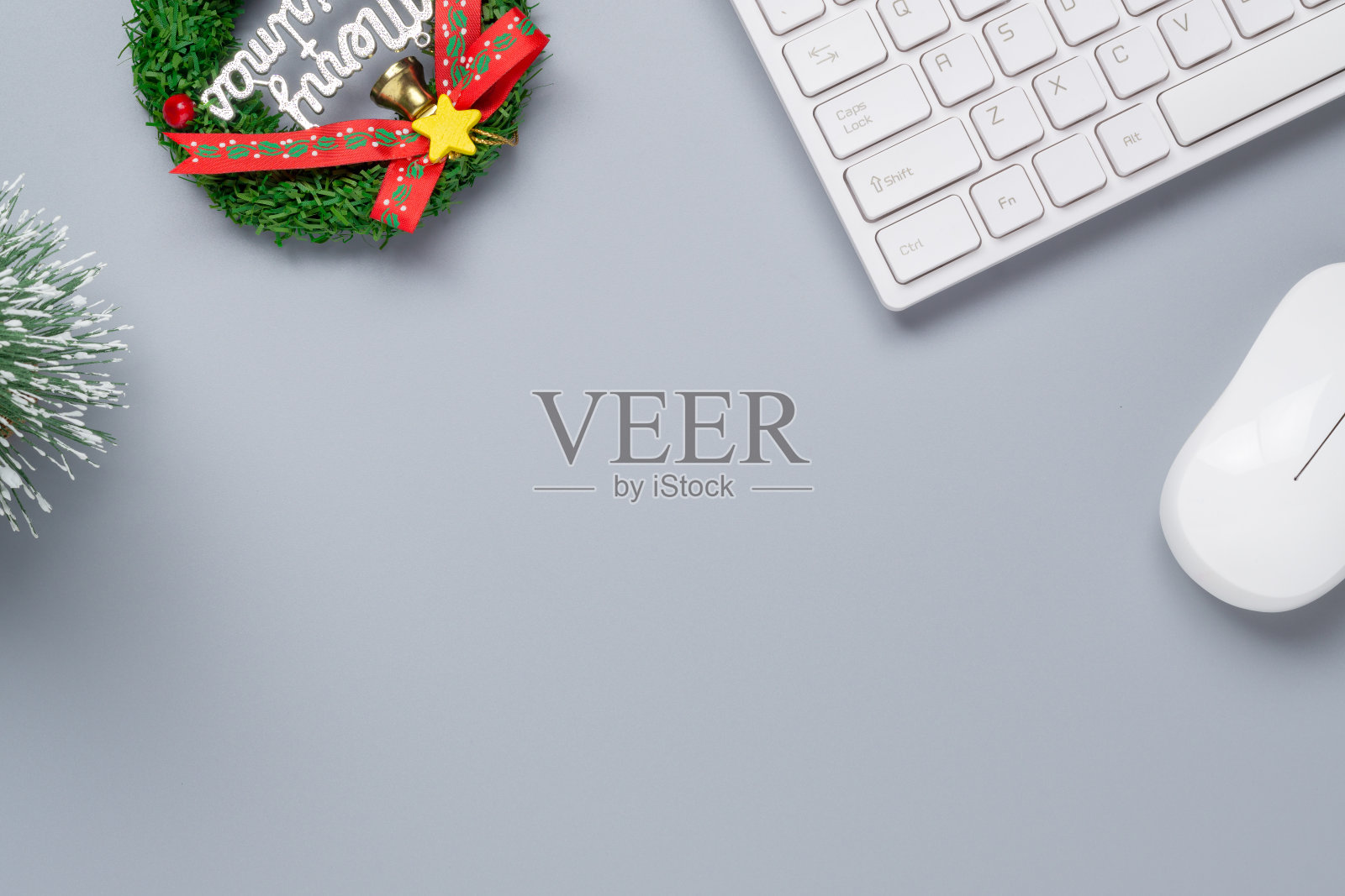 圣诞新年办公室桌面概念,键盘与圣诞装饰照片摄影图片