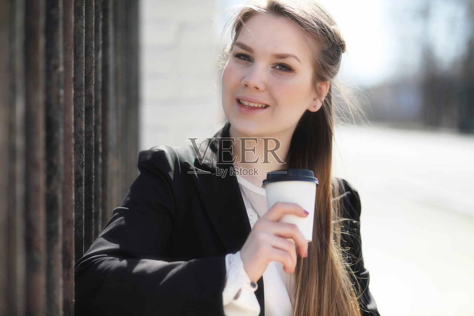 可爱的女孩在秋天的公园里照片摄影图片