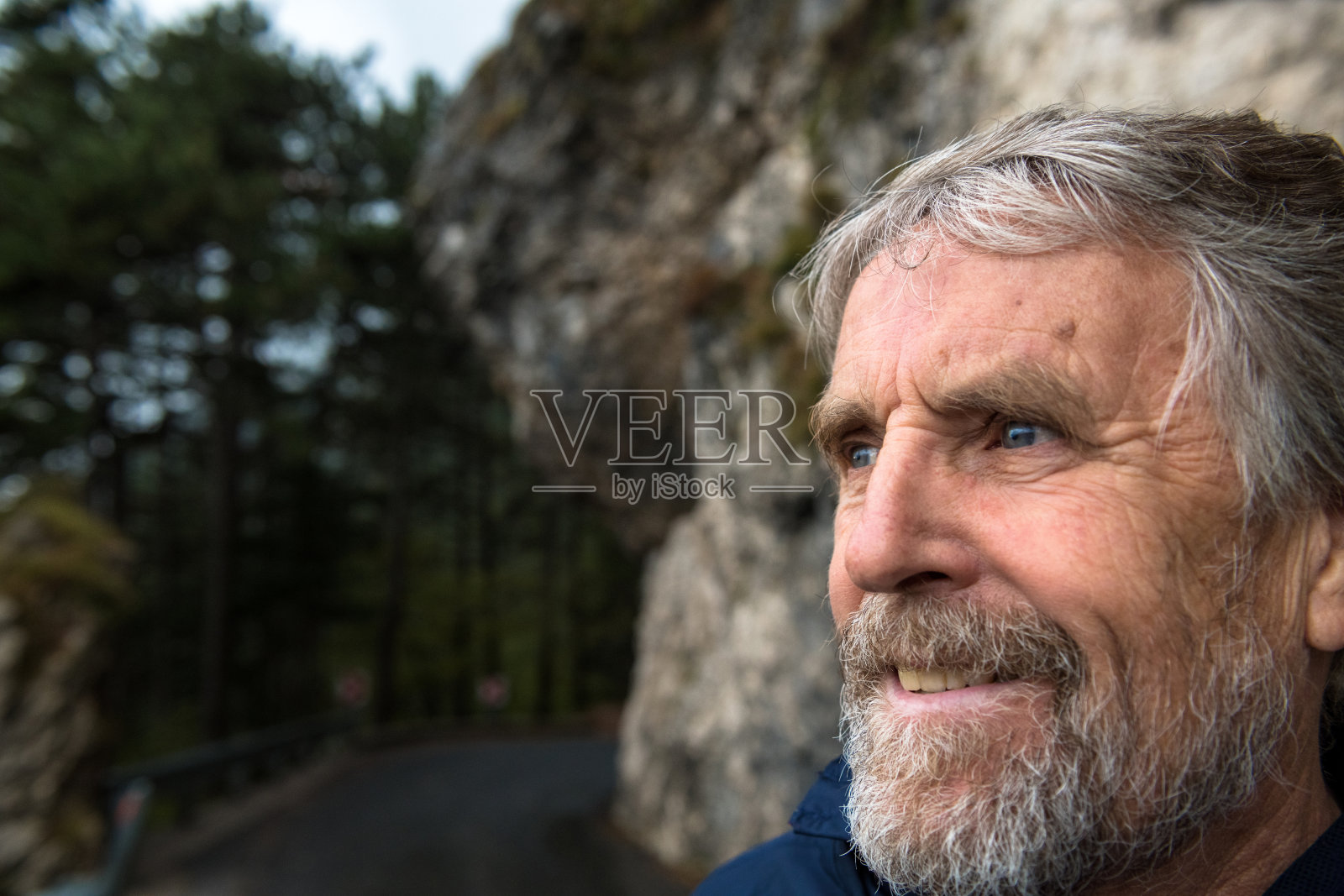 欧洲石桥上的一位长者肖像照片摄影图片