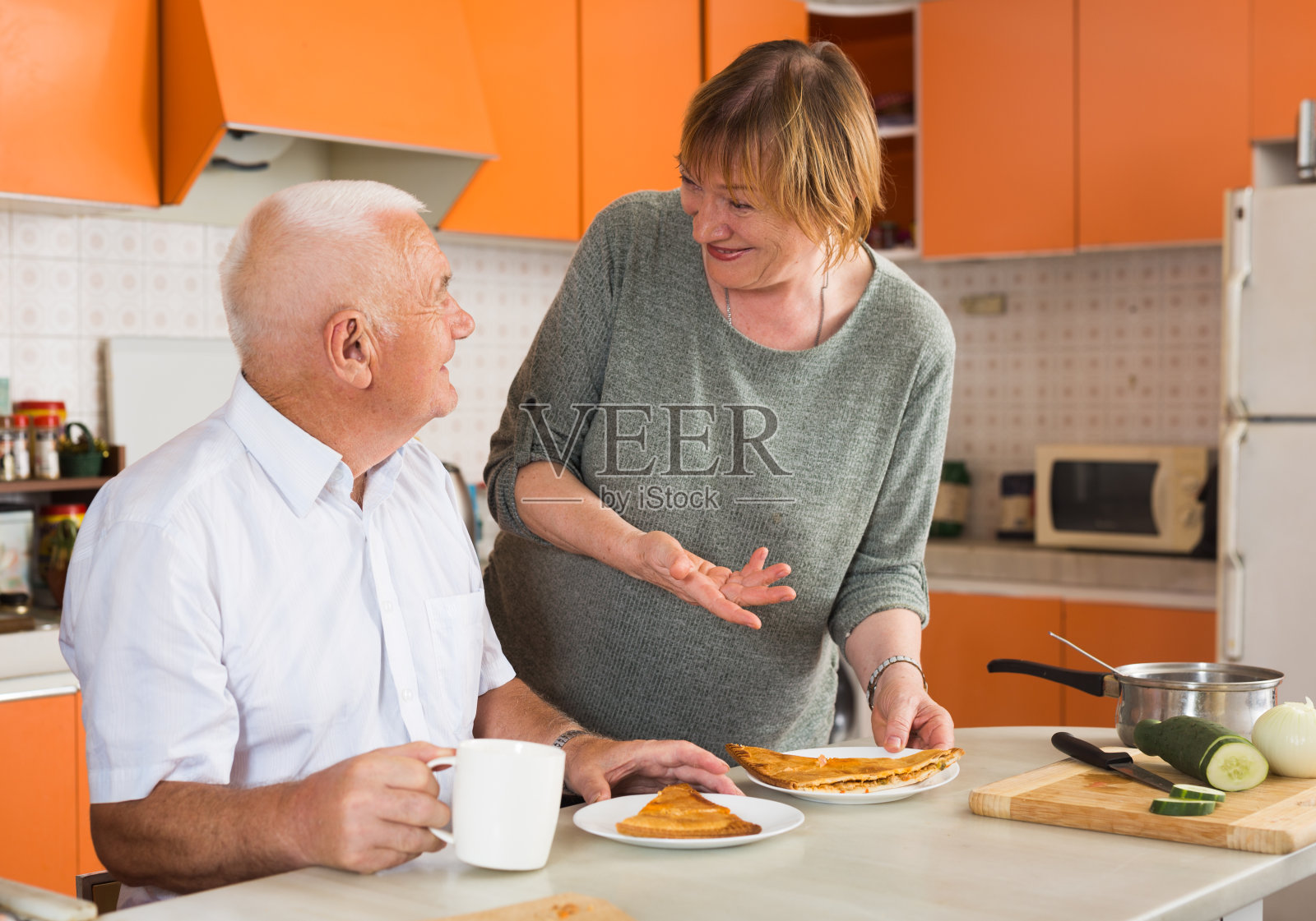 老年夫妇吃早餐照片摄影图片