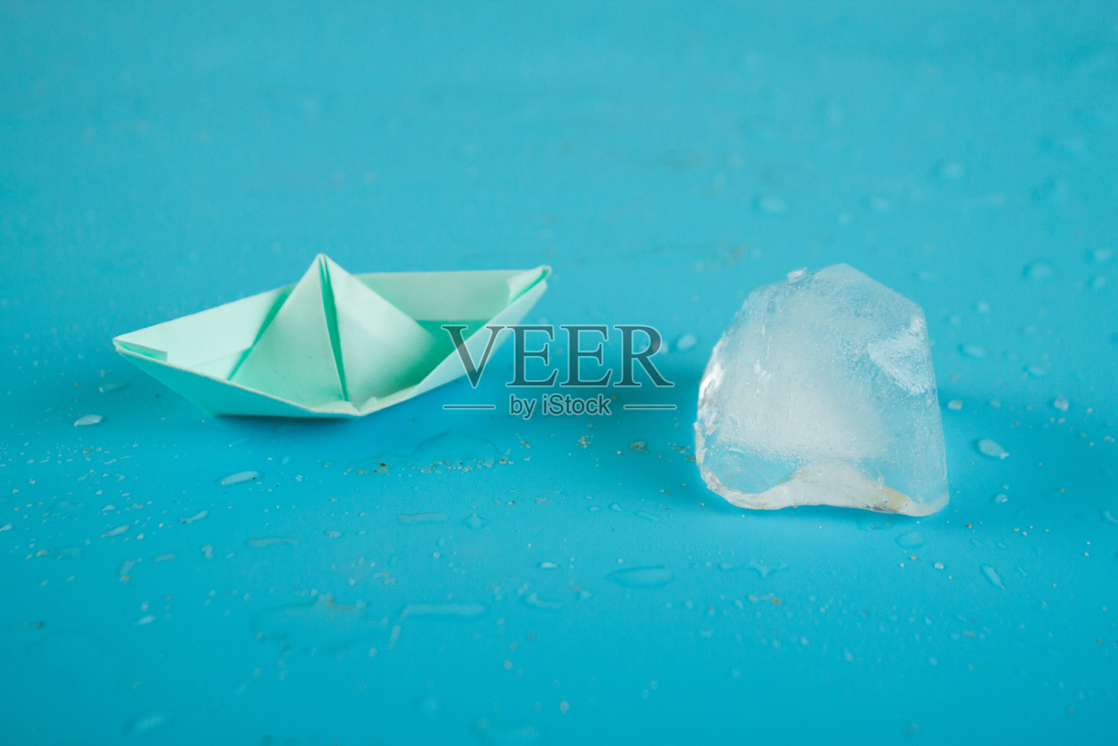 船在冰山照片摄影图片