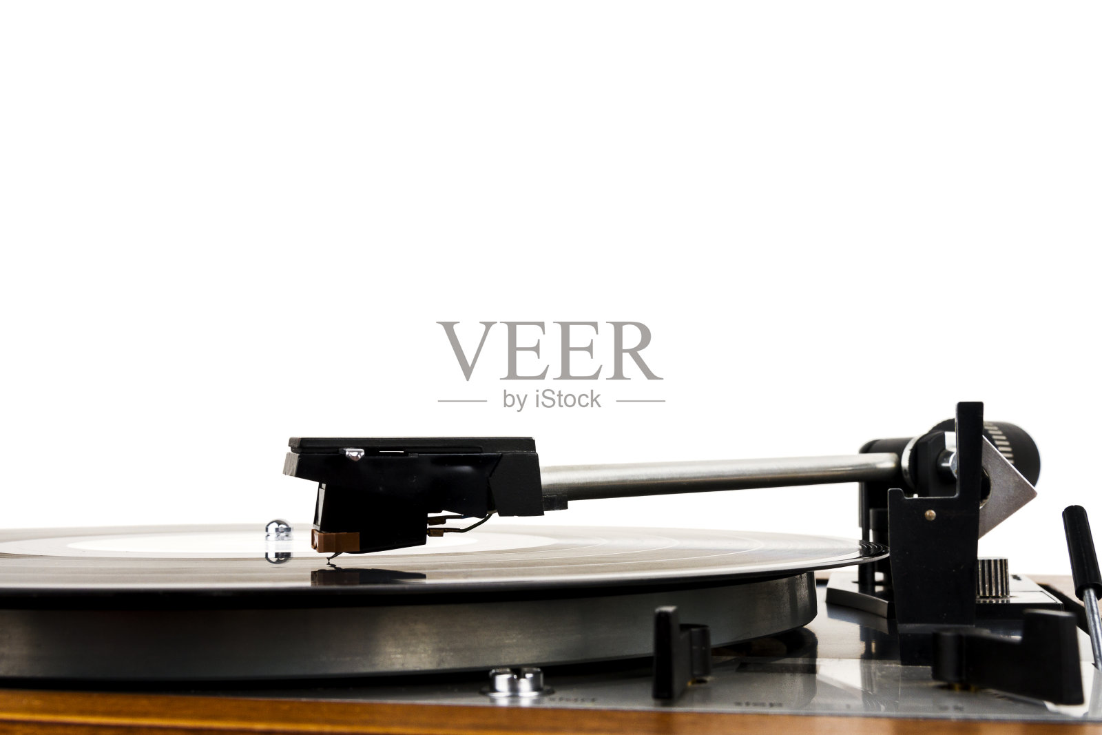 近距离的老式转盘黑胶唱片播放器隔离在白色照片摄影图片
