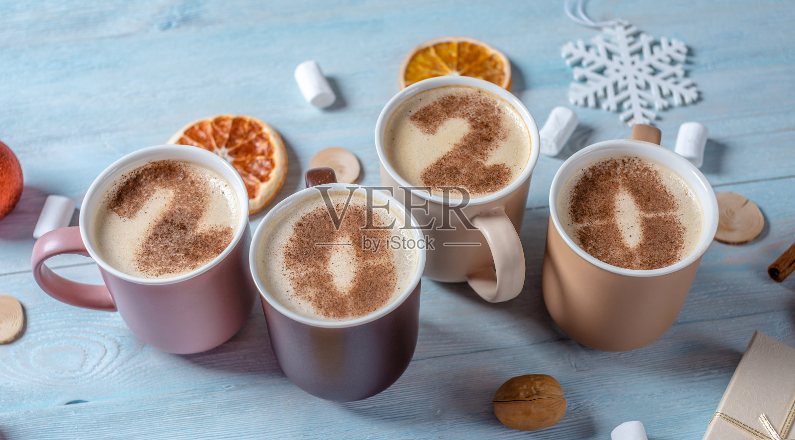 新年和圣诞节贺卡上的数字是2020。一杯蓝色木制背景上的人物咖啡。俯视图照片摄影图片
