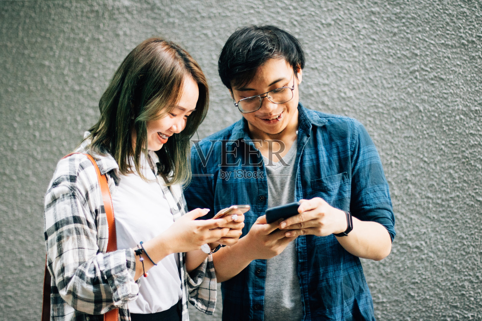 亚洲男人和女人在智能手机上分享商业信息照片摄影图片