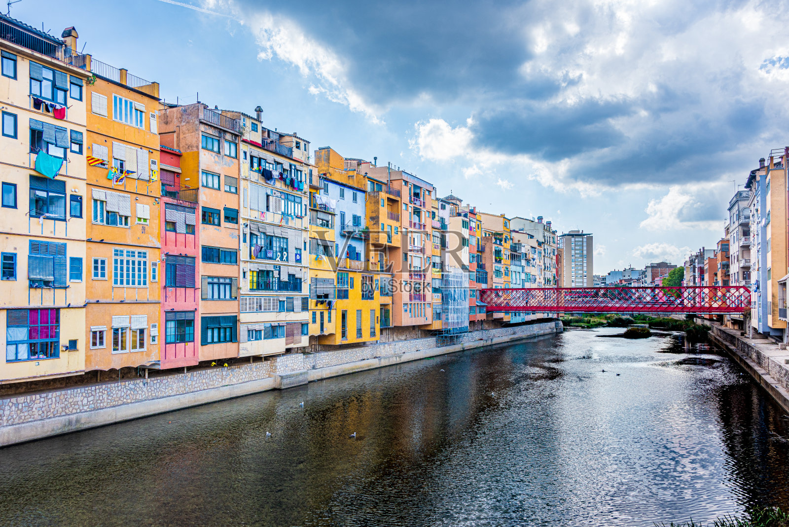 西班牙赫罗纳的彩色房屋和河景照片摄影图片
