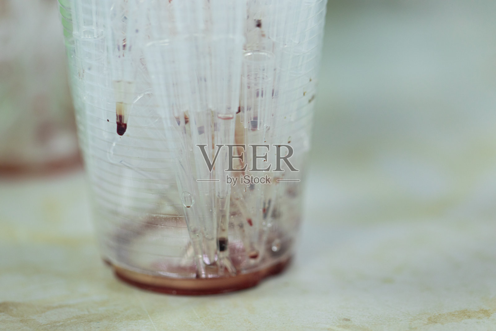 96孔微孔板检测鱼类血液成分的研究。照片摄影图片