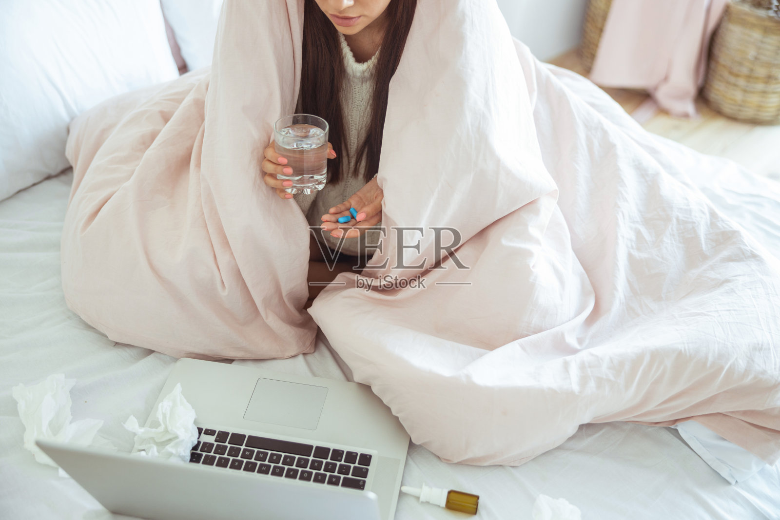 聚焦在正在吃药的女病人身上照片摄影图片