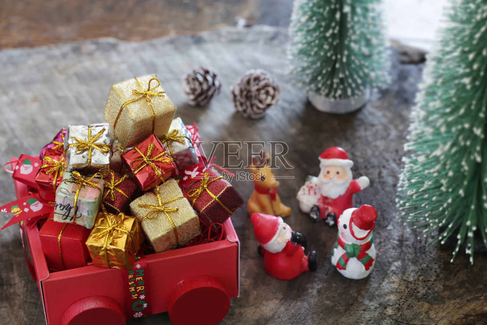 礼物盒和圣诞老人的结合木头照片摄影图片
