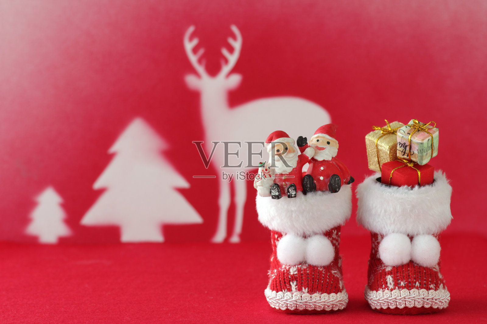 圣诞老人和礼物的背景是红色和绿色的模版头发照片摄影图片