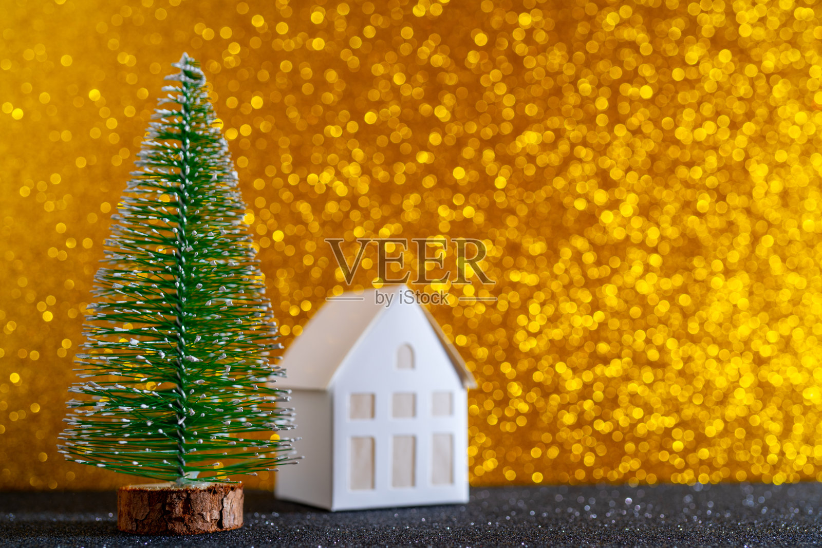 绿色的圣诞树在闪亮的背景。照片摄影图片