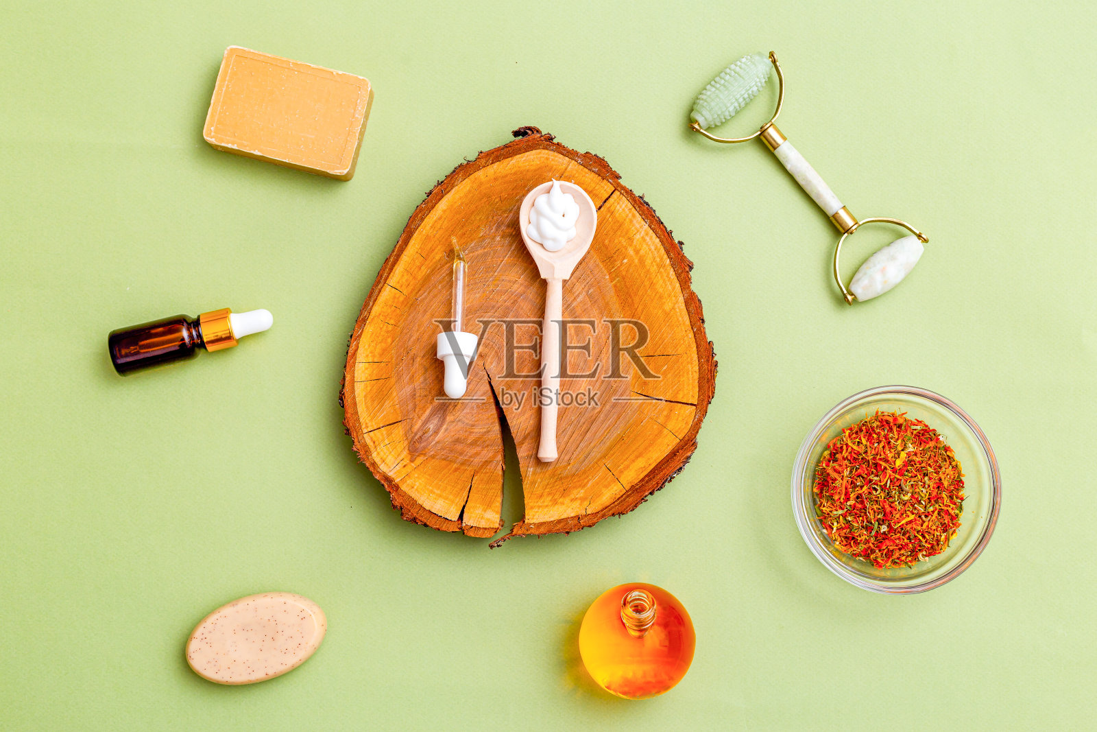 绿色背景的有机护肤成分。平的。健康的生活方式照片摄影图片