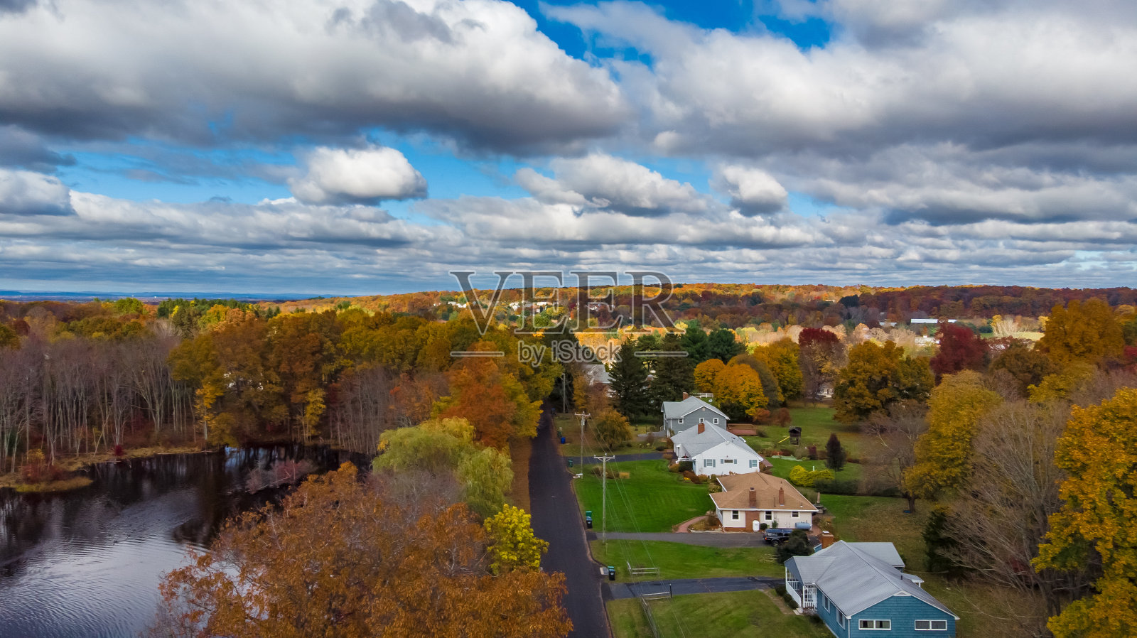 鸟瞰图美丽的秋季地区与黄色和红色的树木照片摄影图片