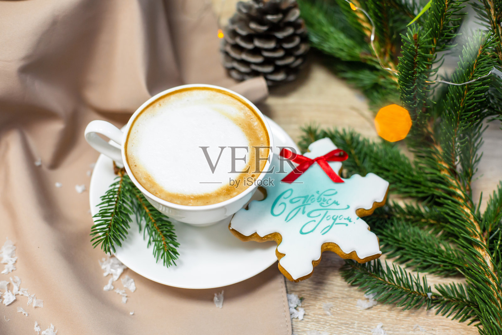 圣诞和新年贺卡与咖啡杯,松树,杉木枝和姜饼在木桌子的背景,拷贝空间,顶视图照片摄影图片