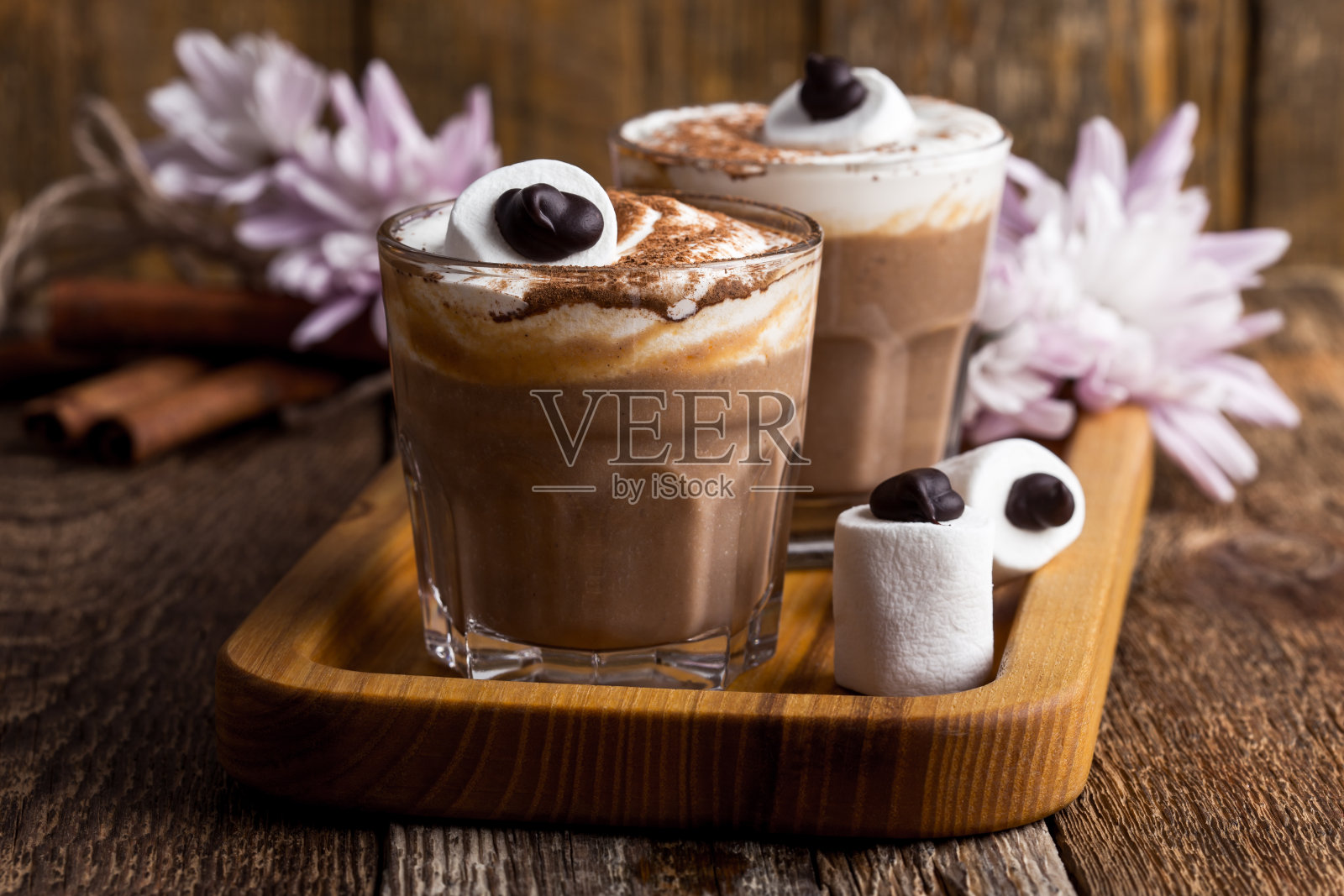 万圣节南瓜香料拿铁,上面有生奶油和棉花糖照片摄影图片