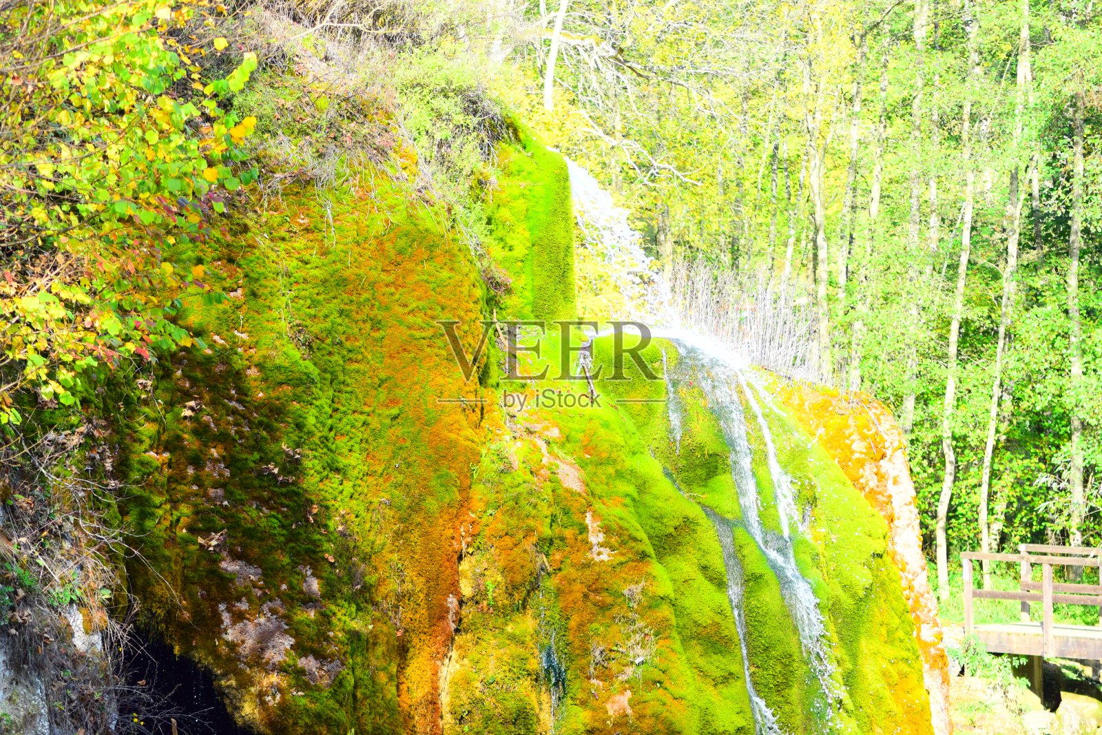 诺恩附近的彩色瀑布,Dreimühlenwasserfall照片摄影图片