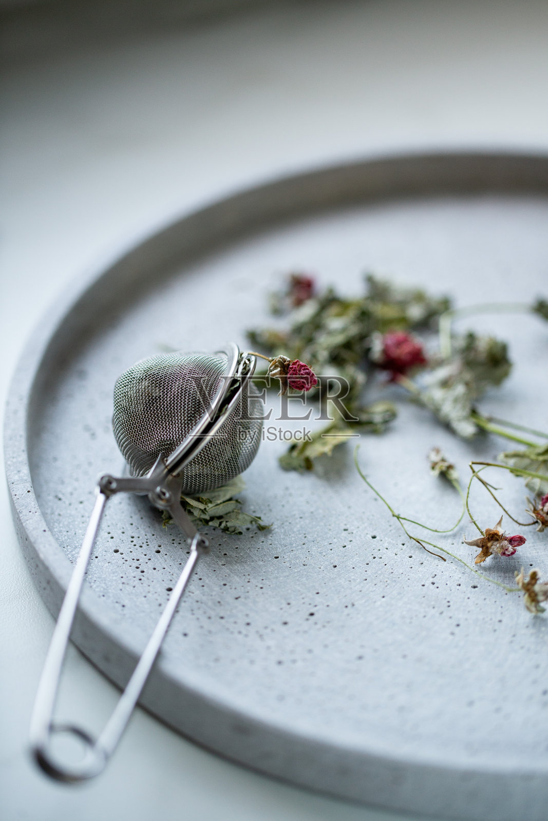 草药茶与干覆盆子和树叶在石头背景与复制空间照片摄影图片