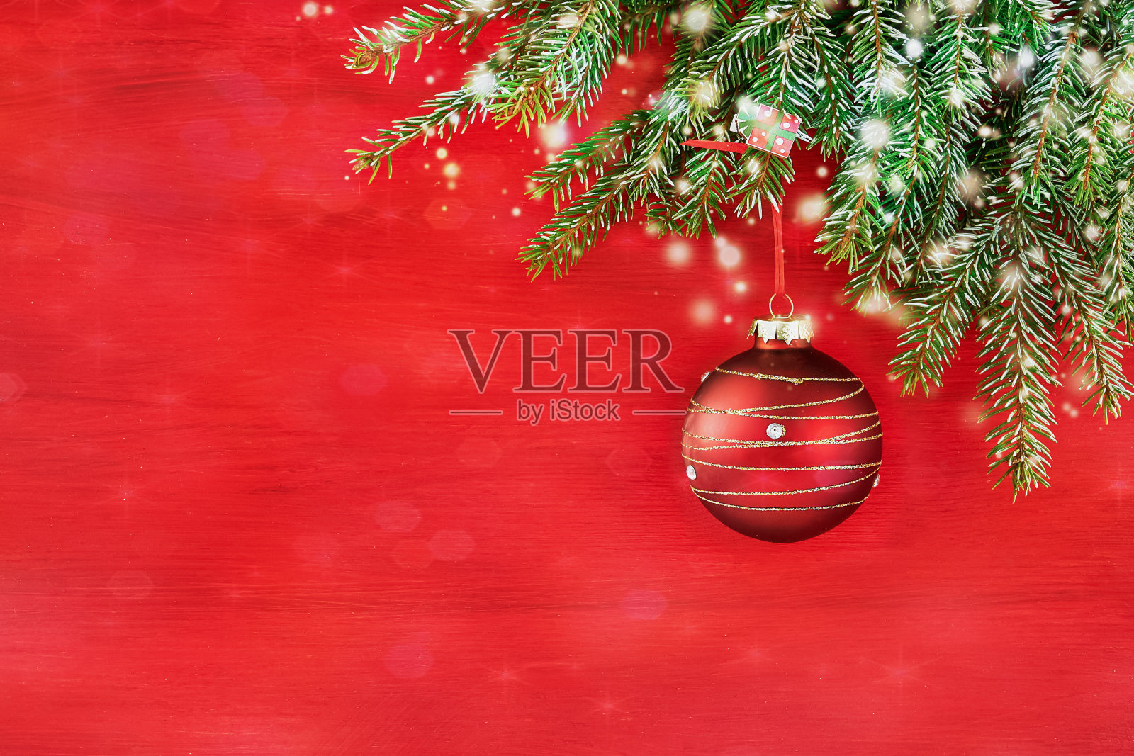 红色的圣诞背景用冷杉树和红色的装饰。文本复制空间照片摄影图片