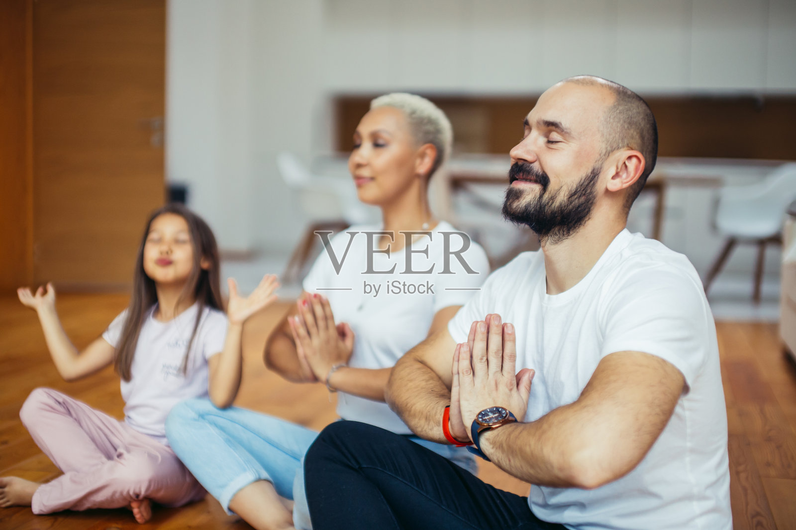 平衡白种人家庭生活,在家练瑜伽照片摄影图片