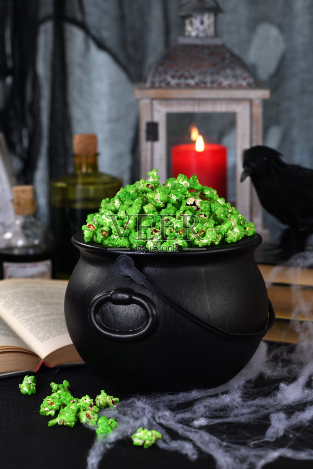 僵尸鼻屎万圣节的爆米花。技巧和治疗。幽灵别致的万圣节餐桌装饰的想法和灵感照片摄影图片