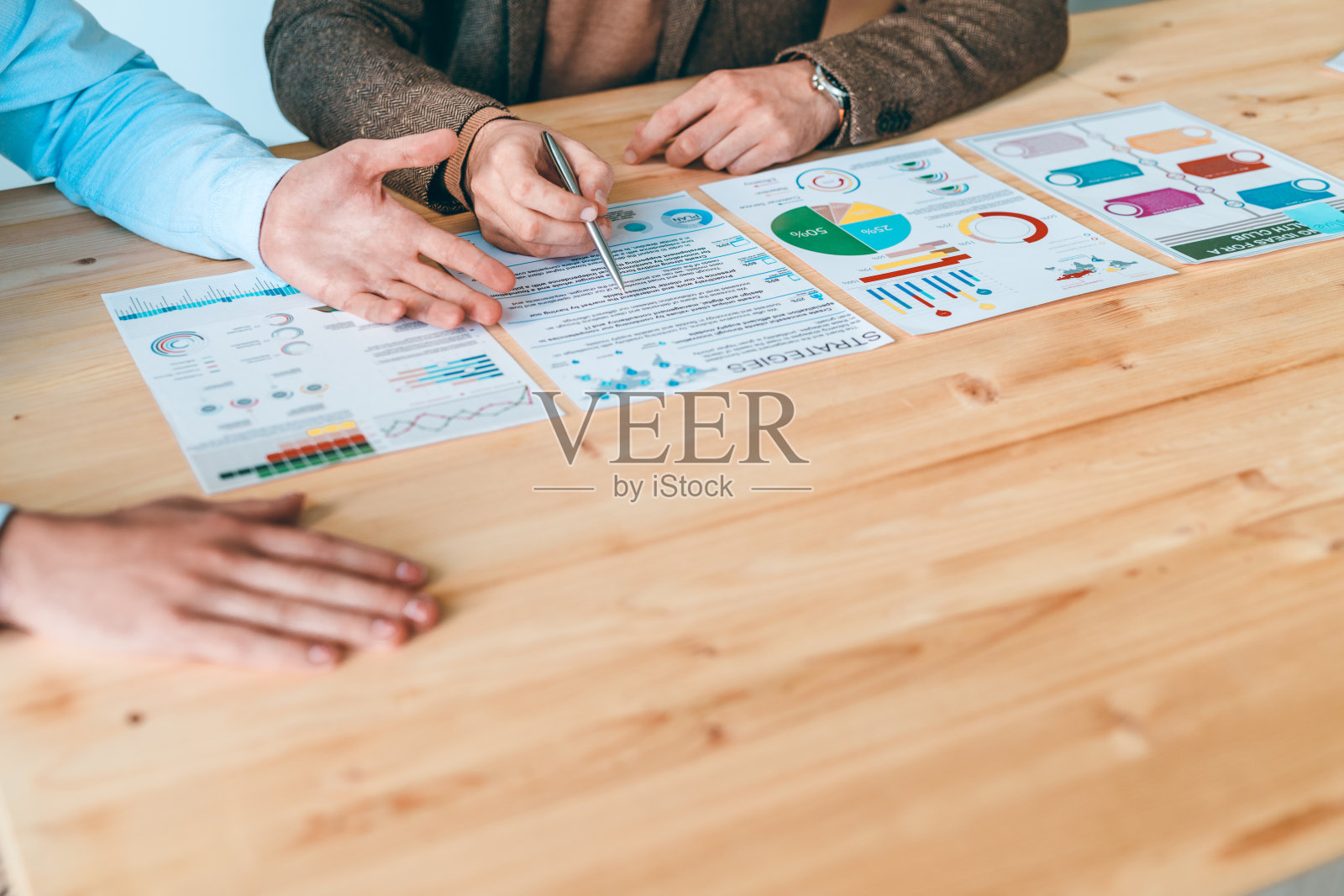 当代分析师或经济学家分析财务数据的论文照片摄影图片