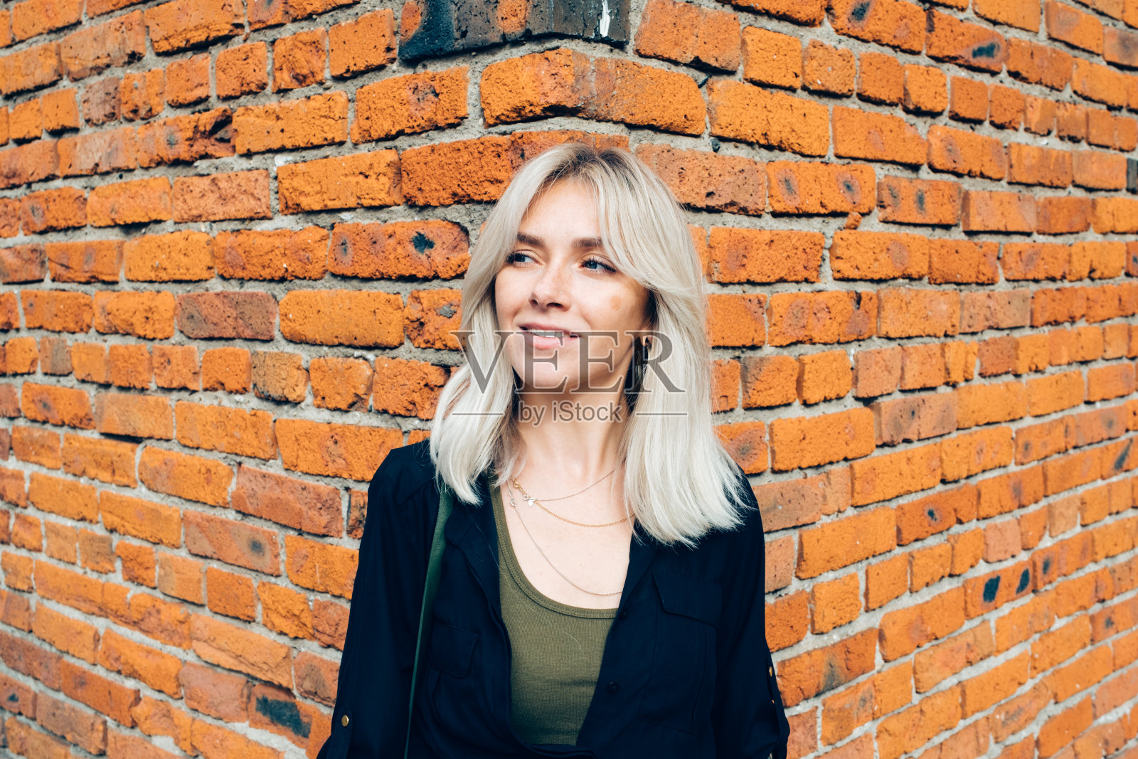 一个女人在墙前的户外肖像照片摄影图片