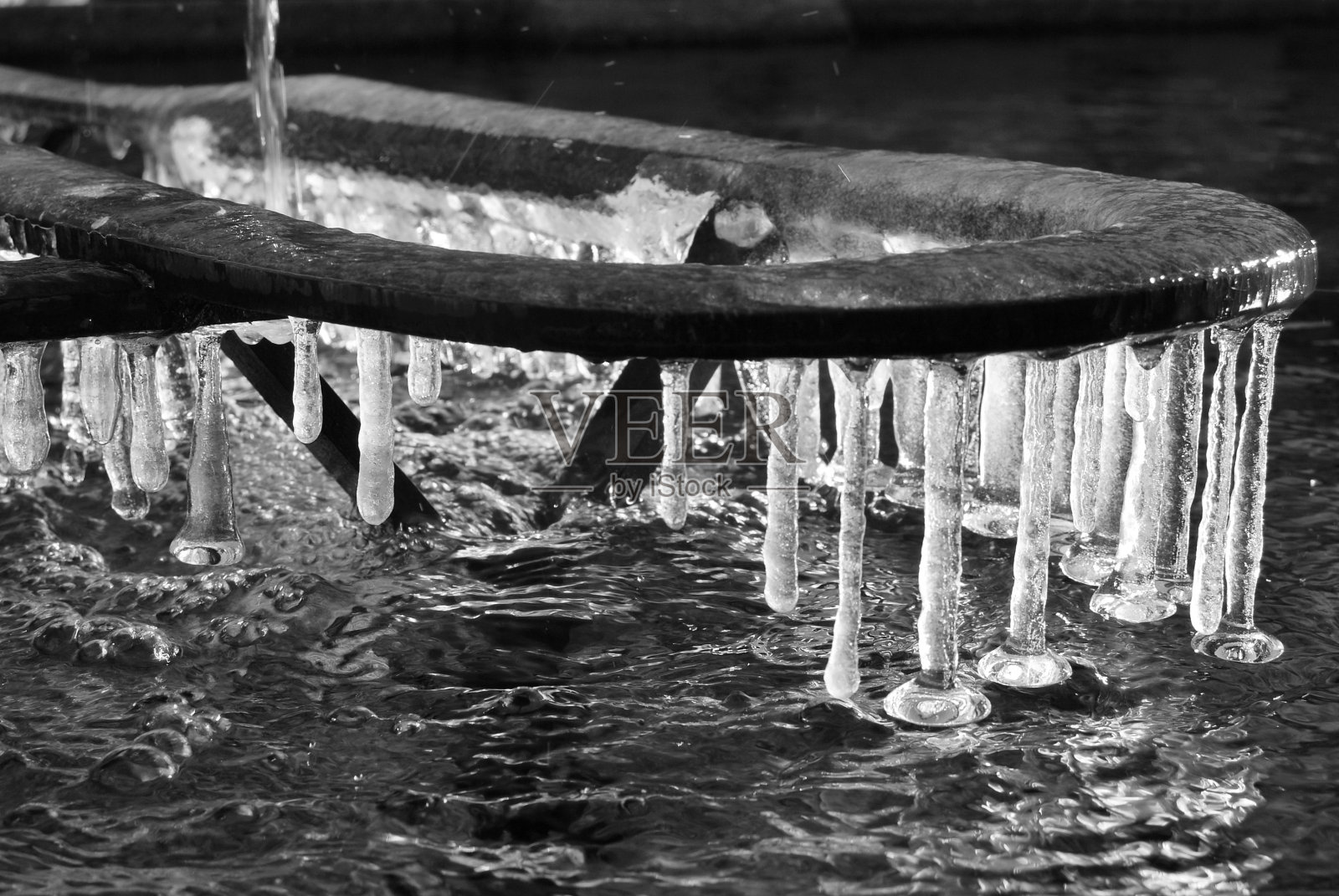 冰冷的喷泉在寒冷的冬天在黑色和白色照片摄影图片