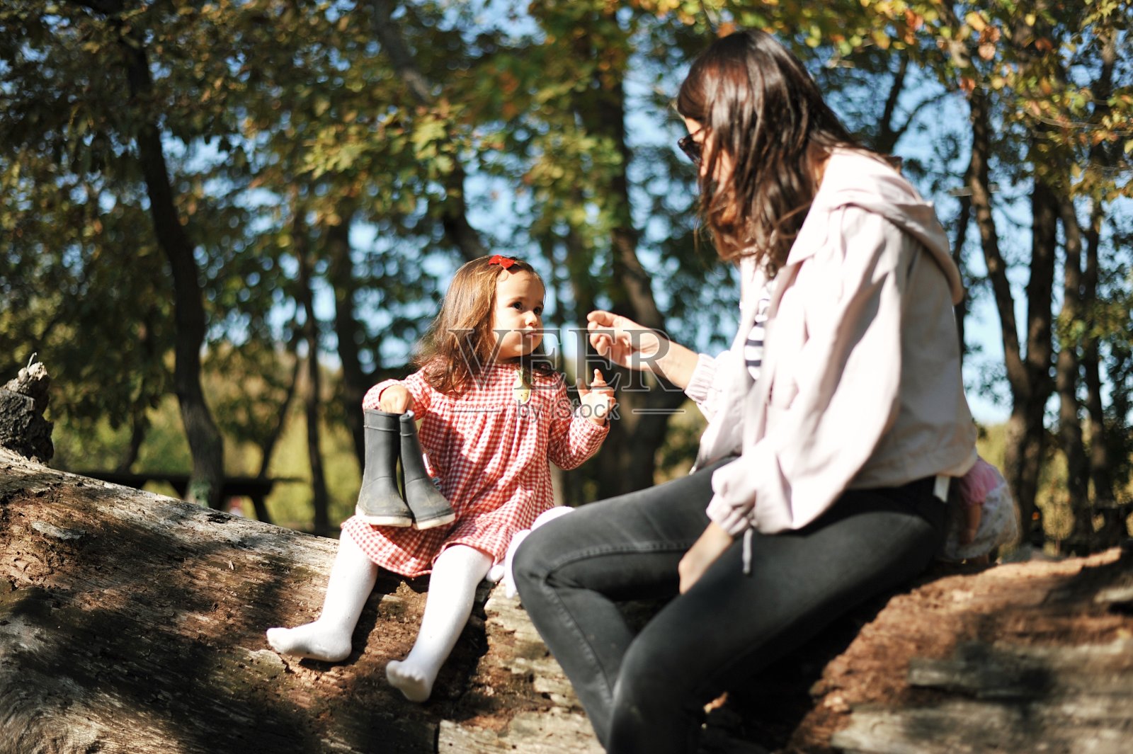 两岁的婴儿和她妈妈在一起照片摄影图片