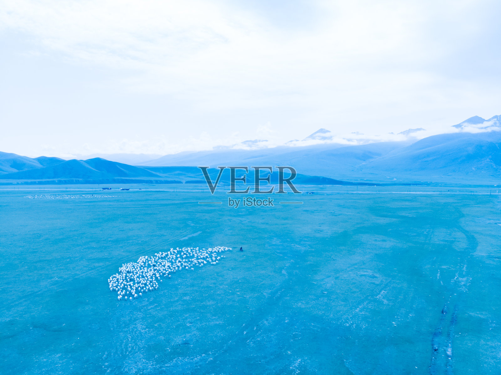 新疆独库公路旁牧场鸟瞰图照片摄影图片