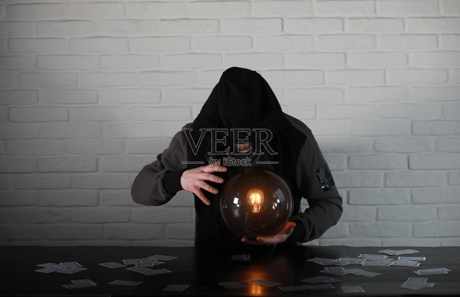 一个有算命球的人照片摄影图片