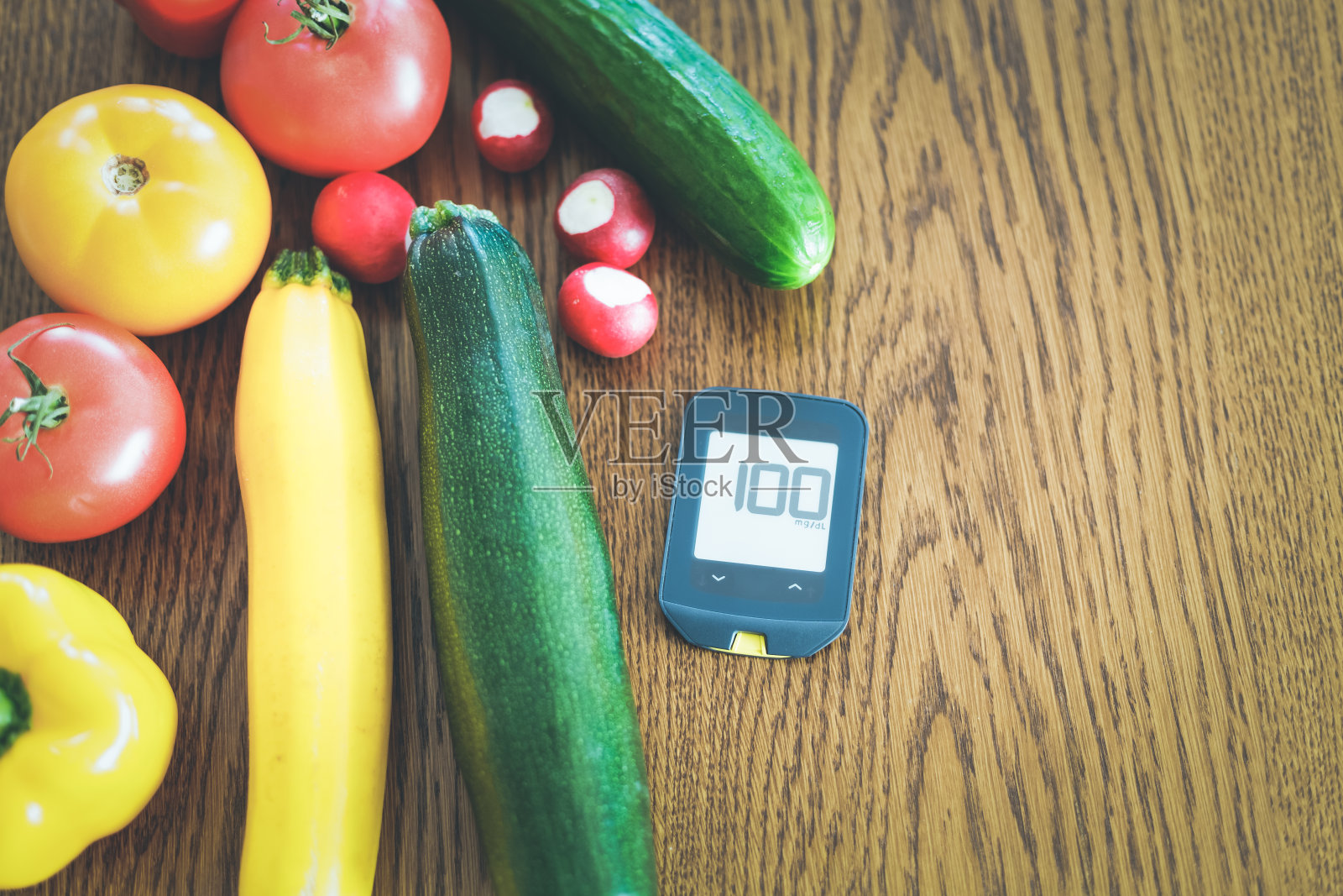 糖尿病患者的健康饮食,餐桌上的蔬菜照片摄影图片
