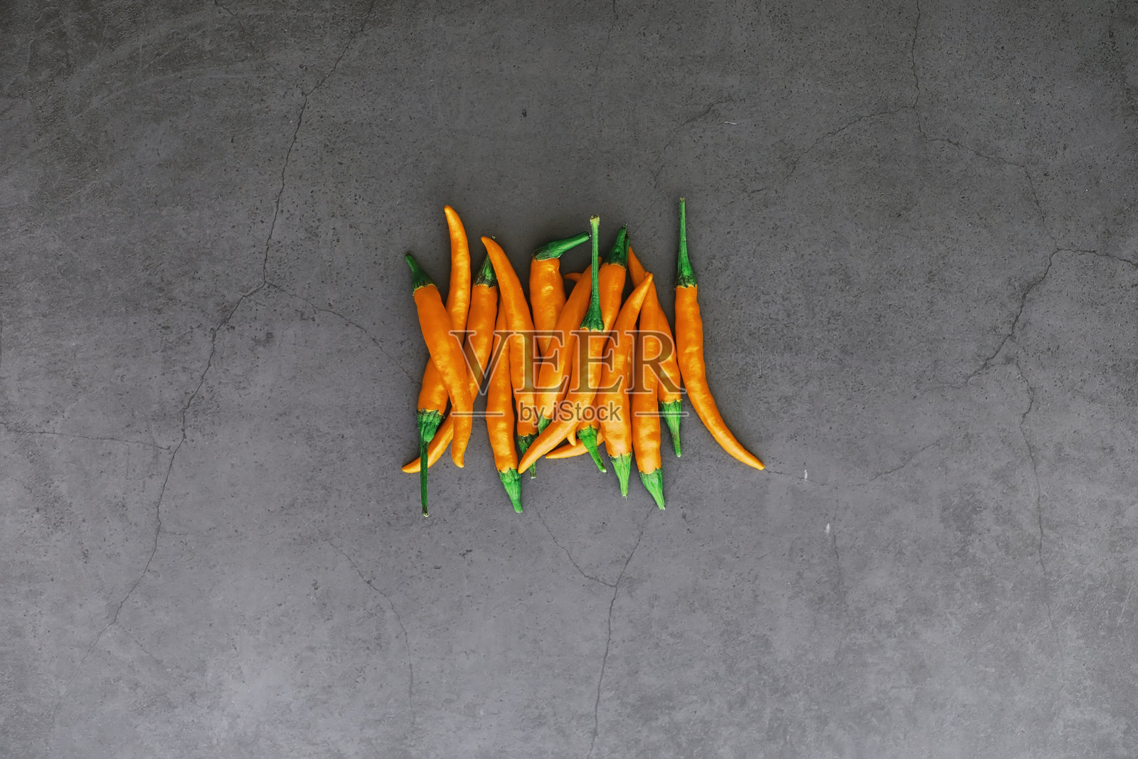 热橙胡椒。黑啤上放智利胡椒。照片摄影图片