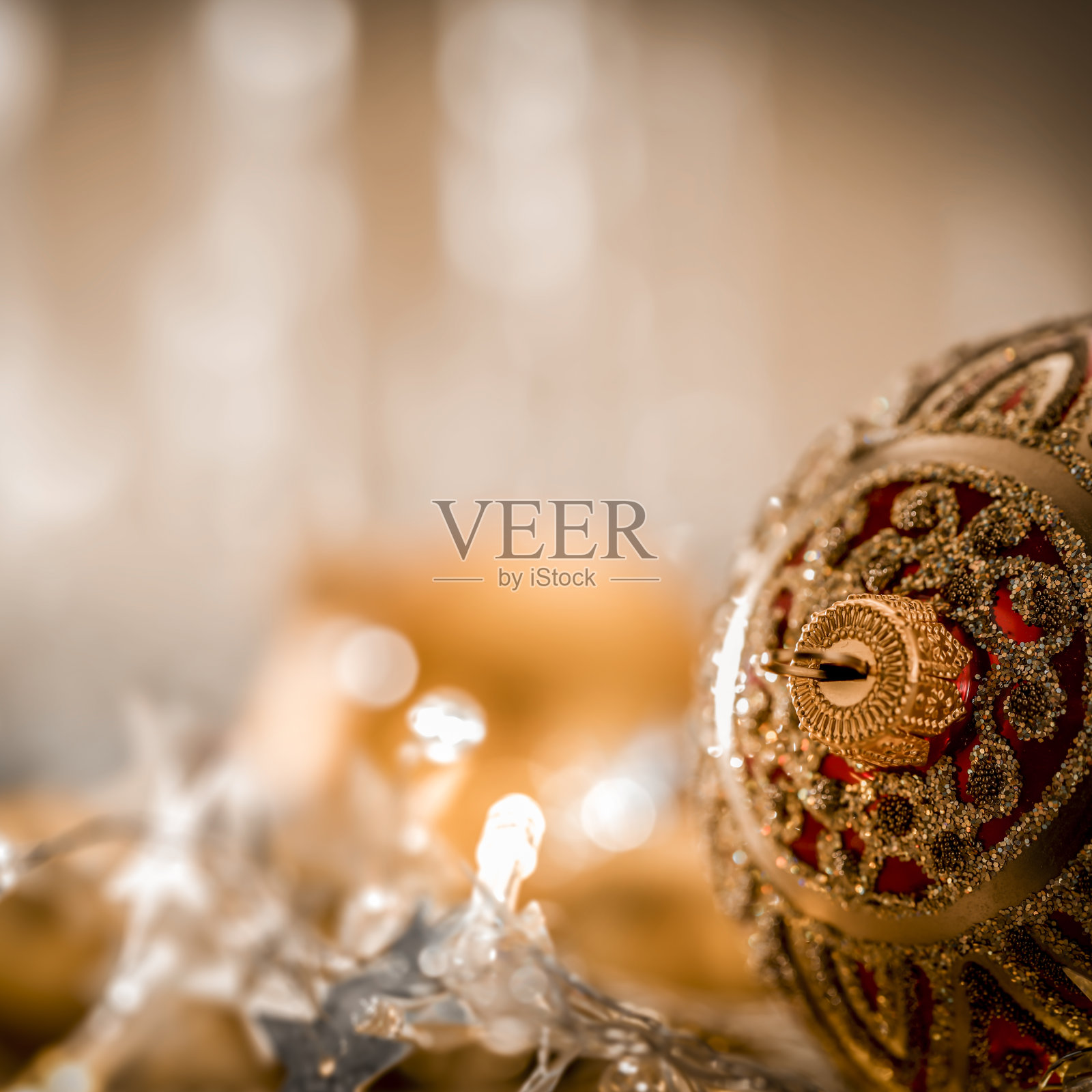 背景模糊的圣诞装饰。照片摄影图片