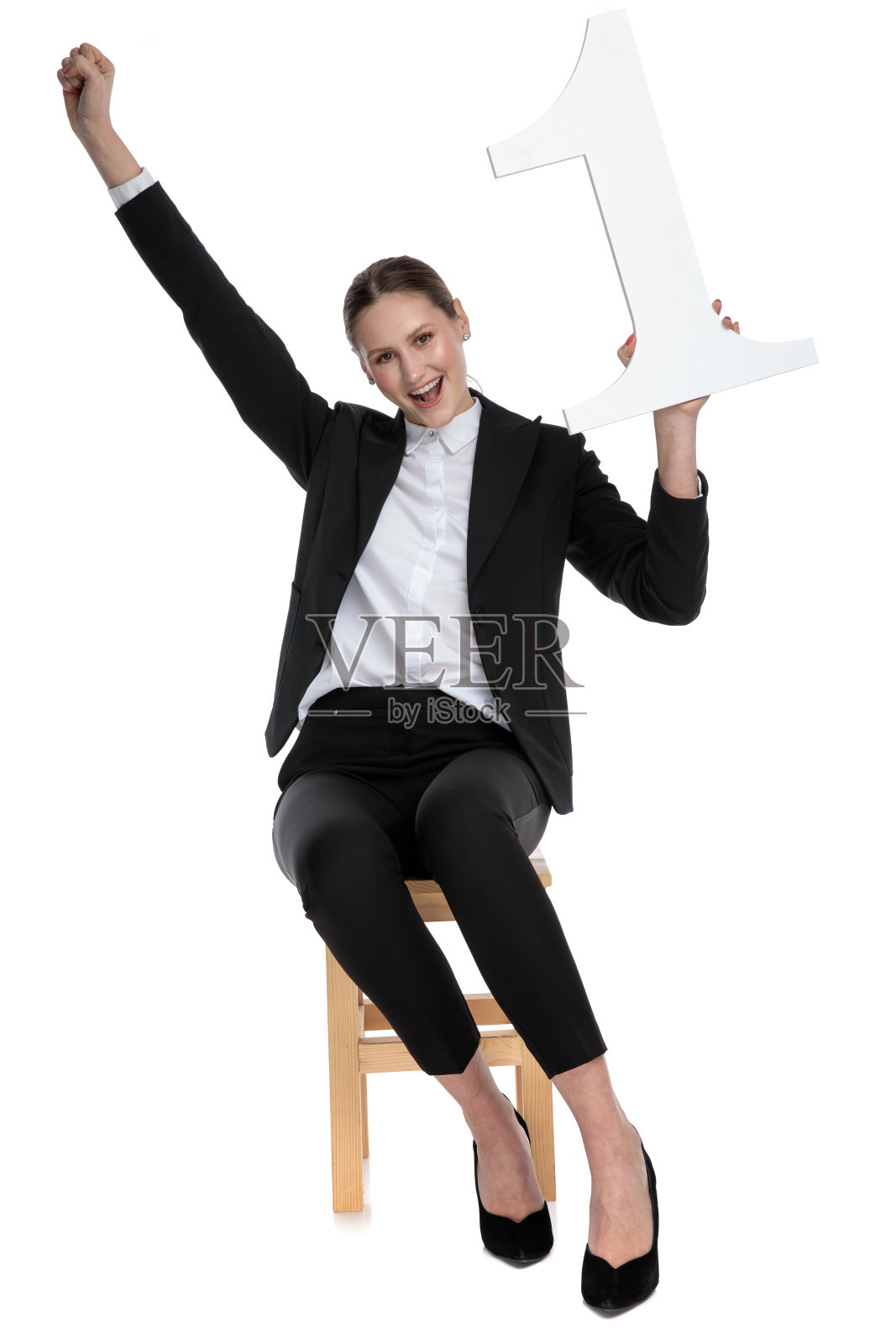 女商人举起手捧着第一名照片摄影图片