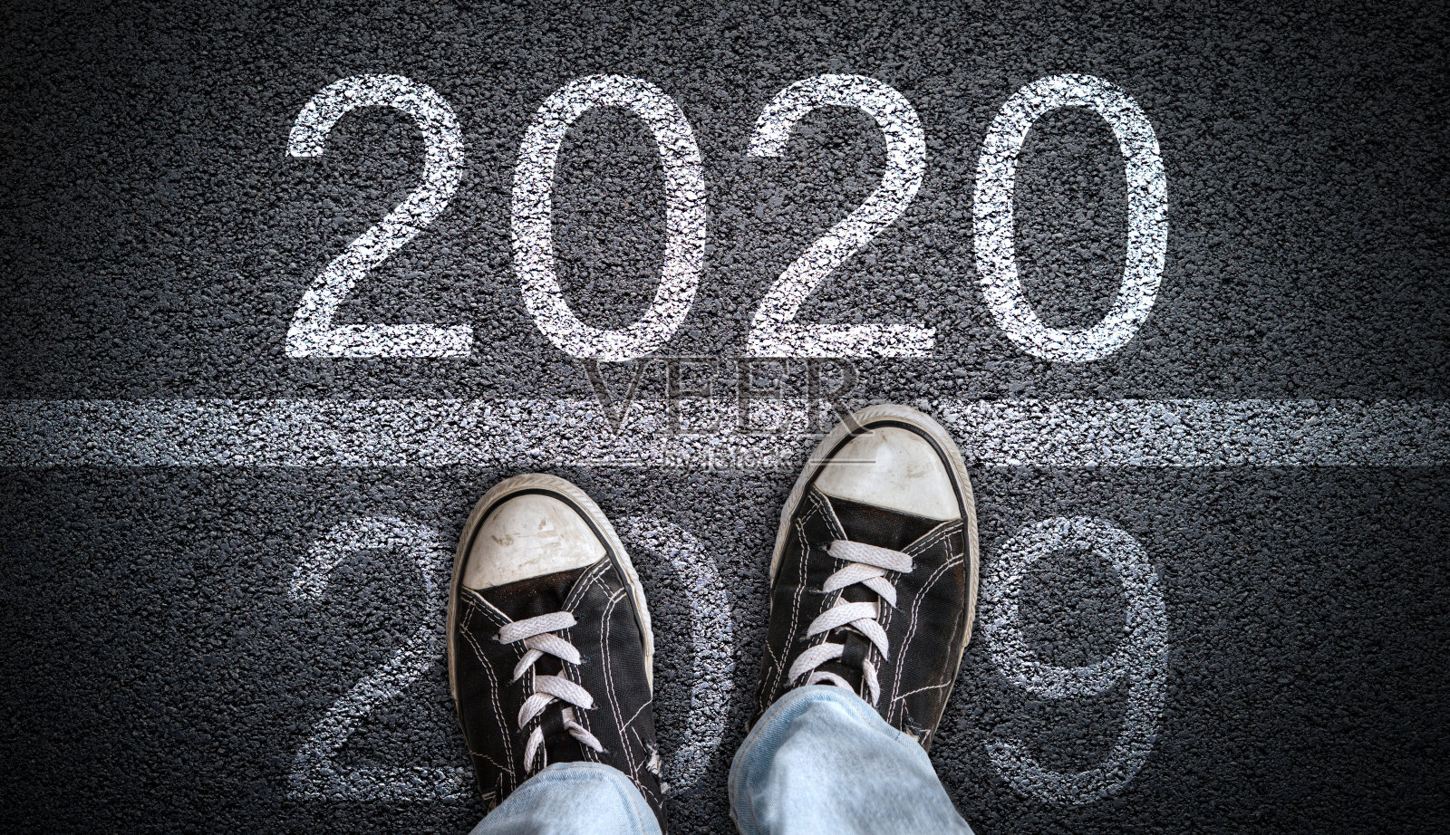 青少年穿着帆布鞋步入2020年新年照片摄影图片