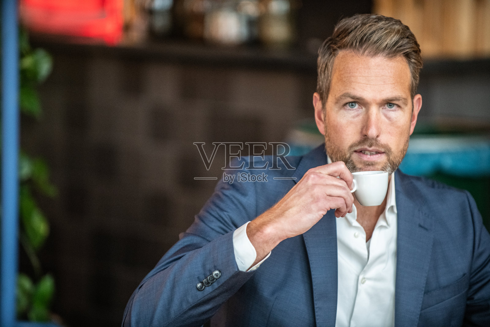 一个在休息时间喝浓咖啡的男人照片摄影图片