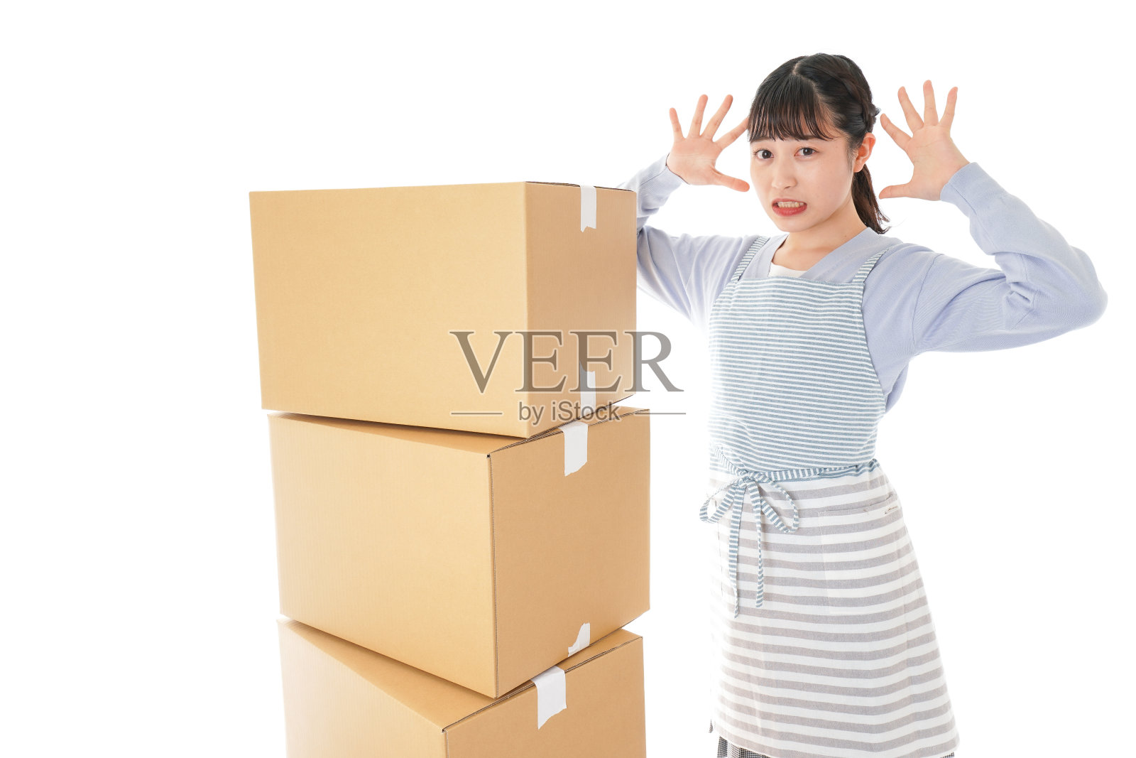 年轻女子为搬家打扫卫生照片摄影图片