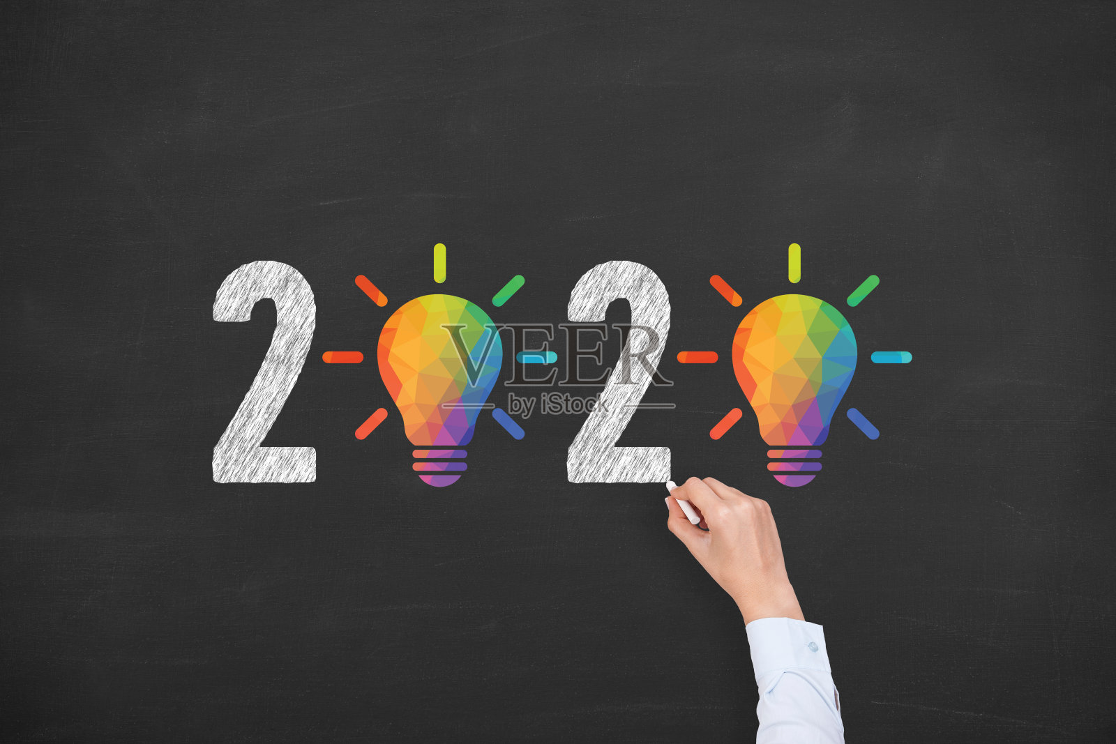 人类手画2020年的创意概念在黑板的背景照片摄影图片